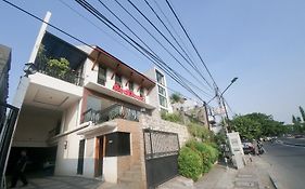 RedDoorz Plus near Green Pramuka Square Mall