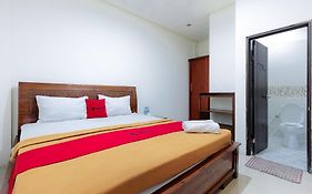RedDoorz Plus near Green Pramuka Square Mall